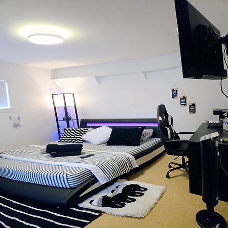 Cozy Stylish Black & White Design Room In The Heart Of Vancouver! Private Parking, Self Check-In & Just 4 Mins To Metrotown! Exteriör bild