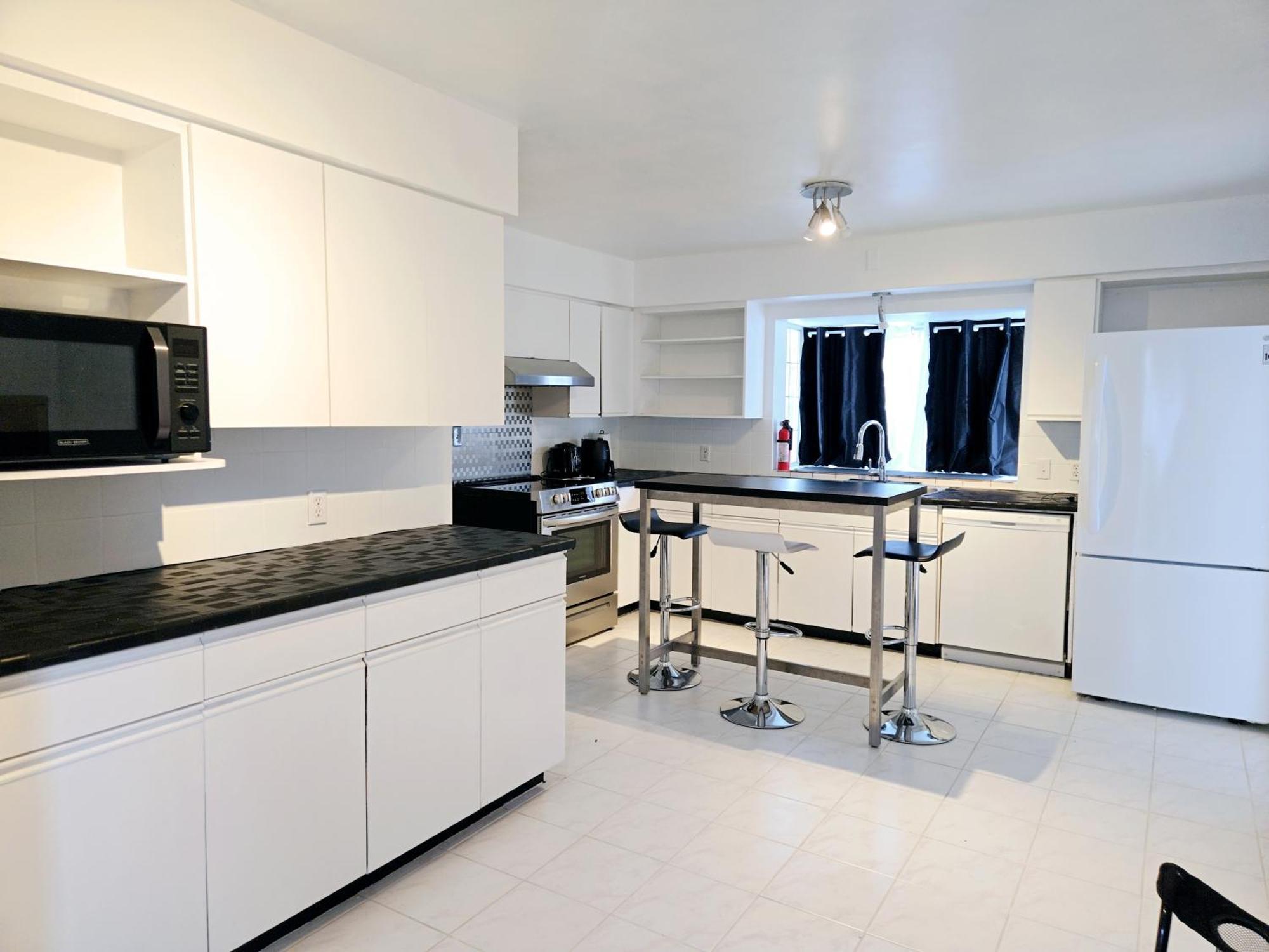 Cozy Stylish Black & White Design Room In The Heart Of Vancouver! Private Parking, Self Check-In & Just 4 Mins To Metrotown! Exteriör bild