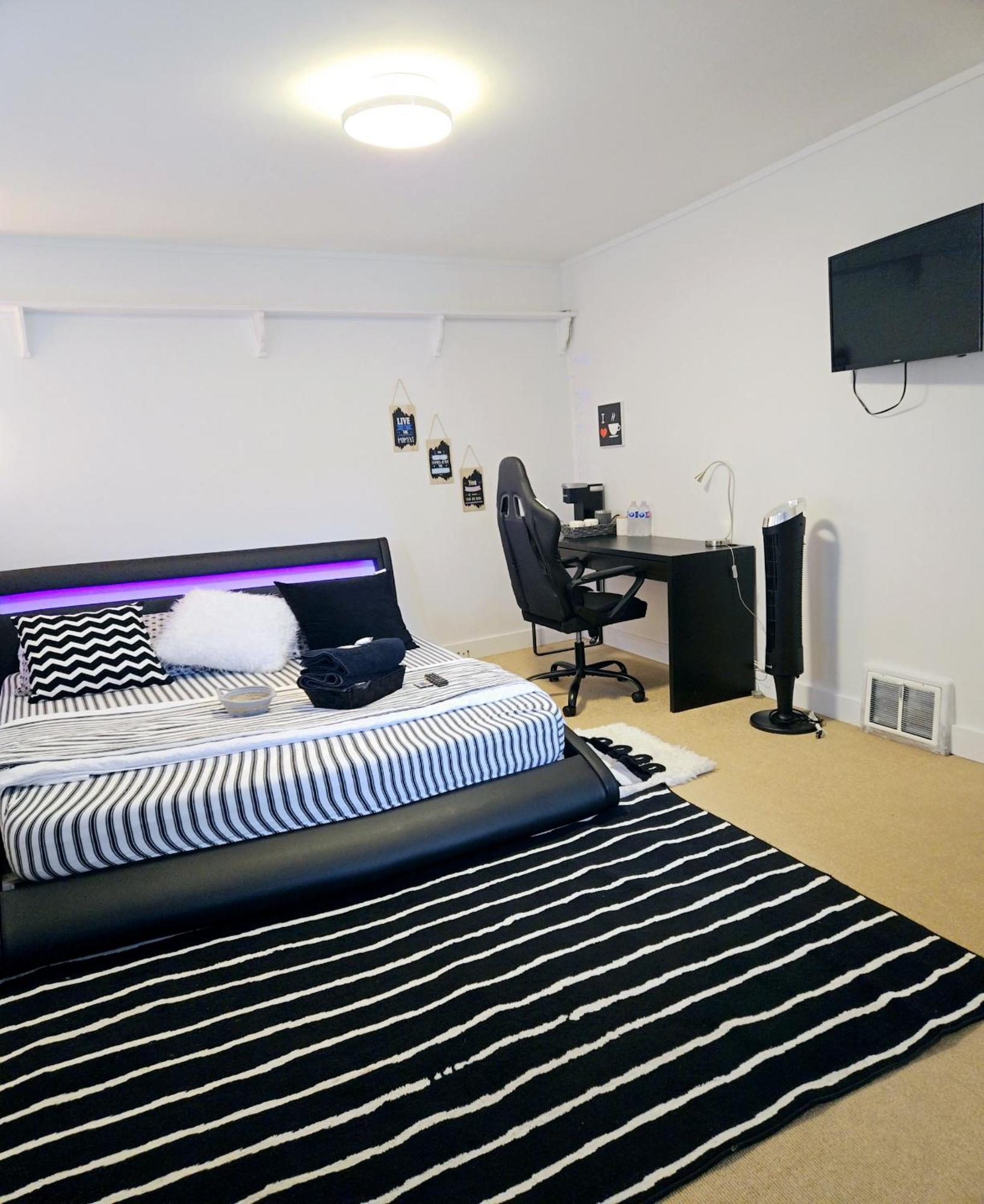 Cozy Stylish Black & White Design Room In The Heart Of Vancouver! Private Parking, Self Check-In & Just 4 Mins To Metrotown! Exteriör bild