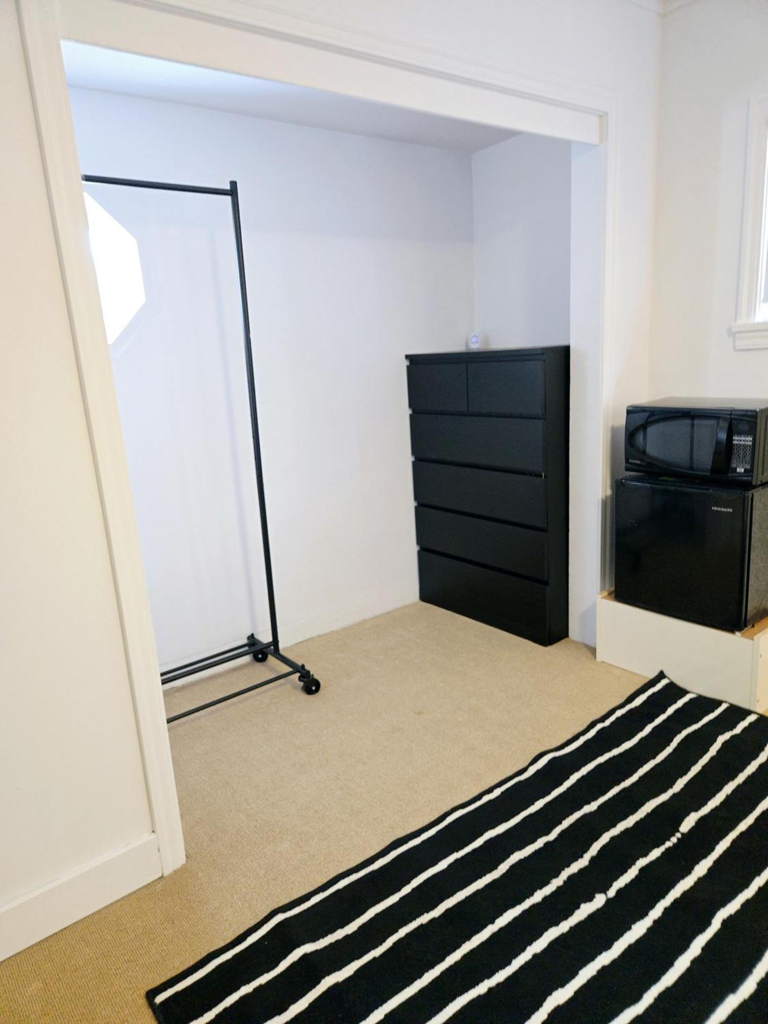 Cozy Stylish Black & White Design Room In The Heart Of Vancouver! Private Parking, Self Check-In & Just 4 Mins To Metrotown! Exteriör bild
