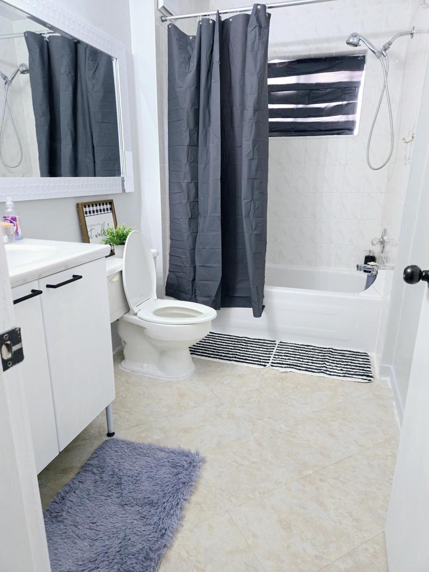 Cozy Stylish Black & White Design Room In The Heart Of Vancouver! Private Parking, Self Check-In & Just 4 Mins To Metrotown! Exteriör bild