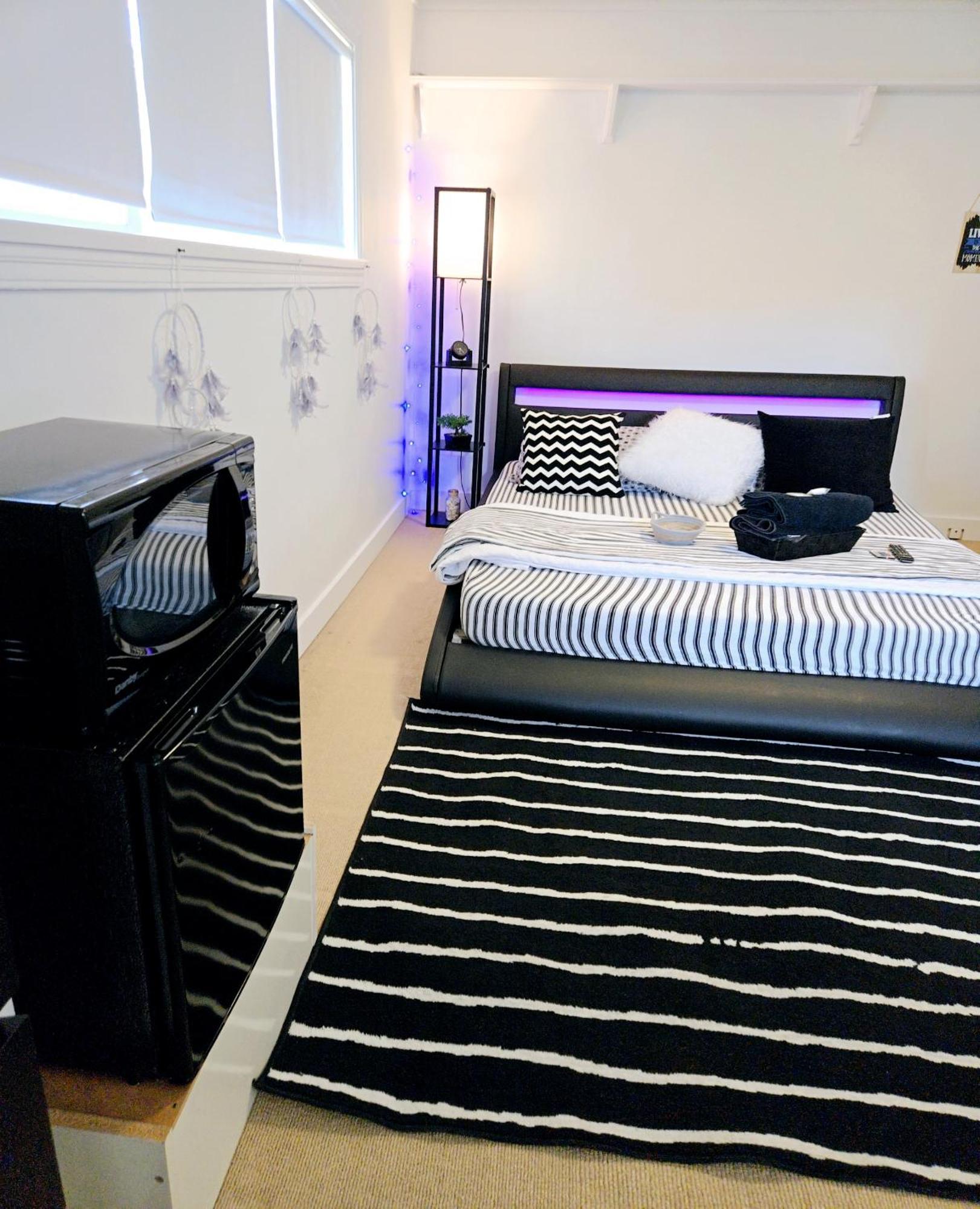 Cozy Stylish Black & White Design Room In The Heart Of Vancouver! Private Parking, Self Check-In & Just 4 Mins To Metrotown! Exteriör bild