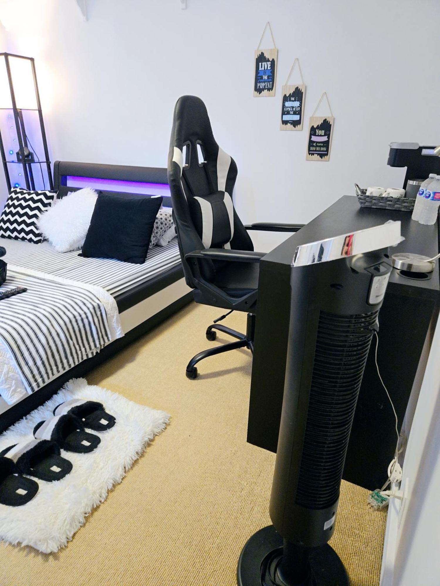 Cozy Stylish Black & White Design Room In The Heart Of Vancouver! Private Parking, Self Check-In & Just 4 Mins To Metrotown! Exteriör bild