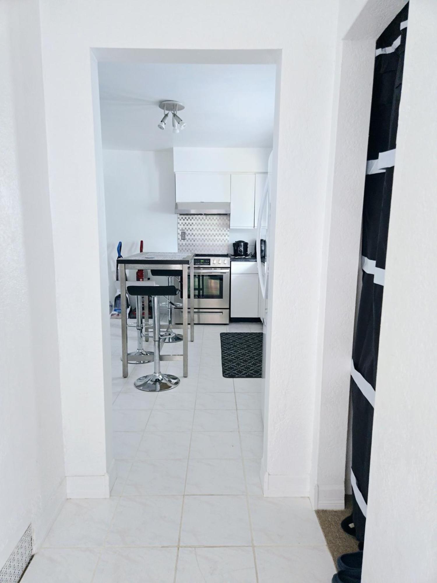 Cozy Stylish Black & White Design Room In The Heart Of Vancouver! Private Parking, Self Check-In & Just 4 Mins To Metrotown! Exteriör bild