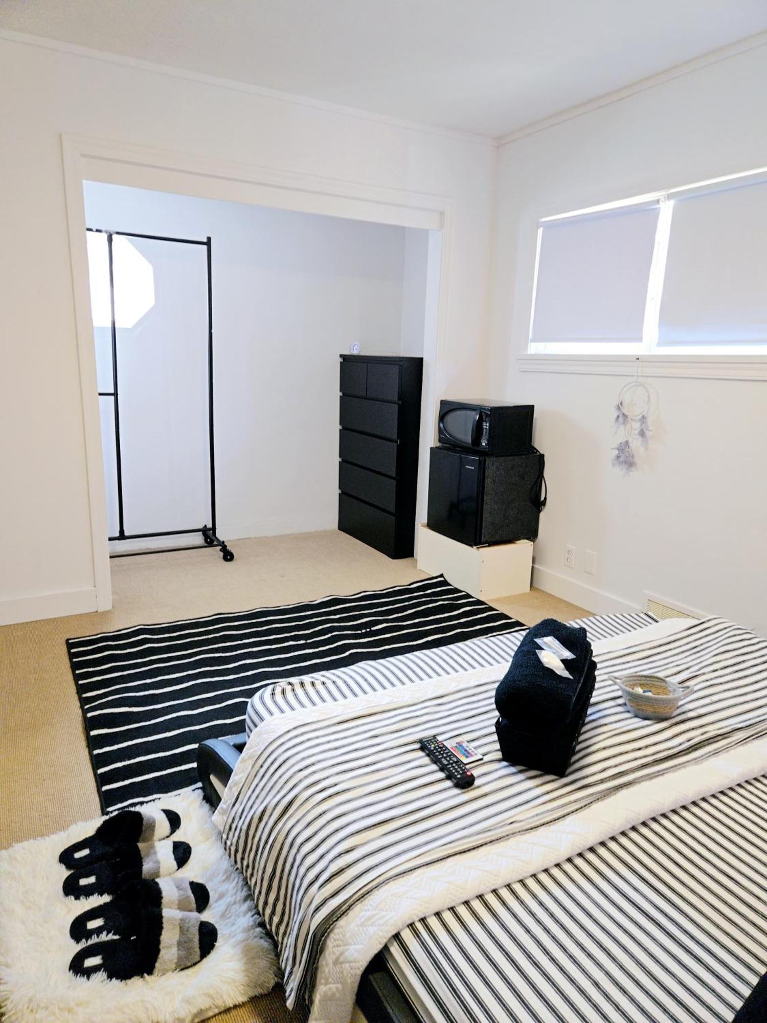 Cozy Stylish Black & White Design Room In The Heart Of Vancouver! Private Parking, Self Check-In & Just 4 Mins To Metrotown! Exteriör bild