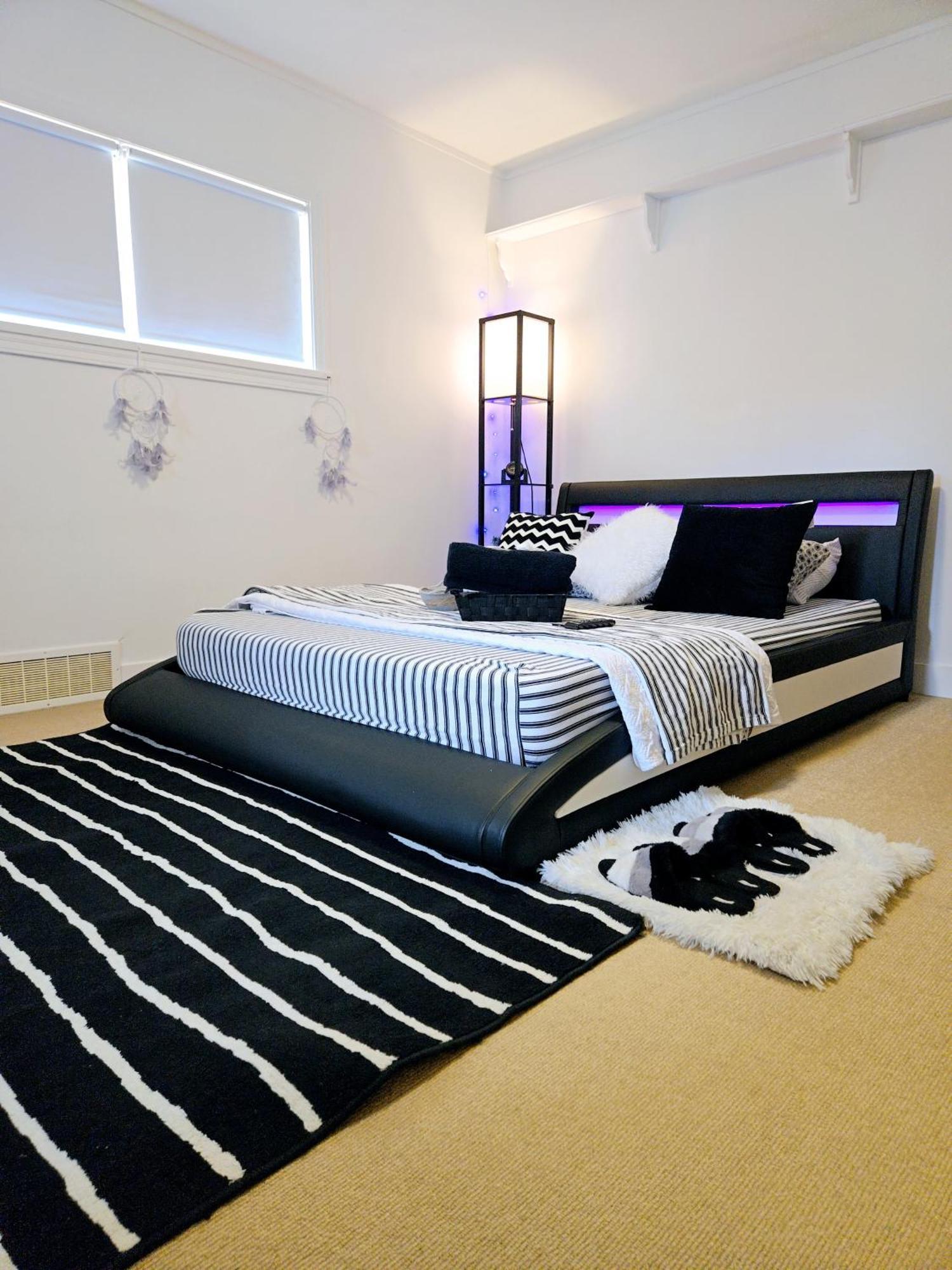 Cozy Stylish Black & White Design Room In The Heart Of Vancouver! Private Parking, Self Check-In & Just 4 Mins To Metrotown! Exteriör bild