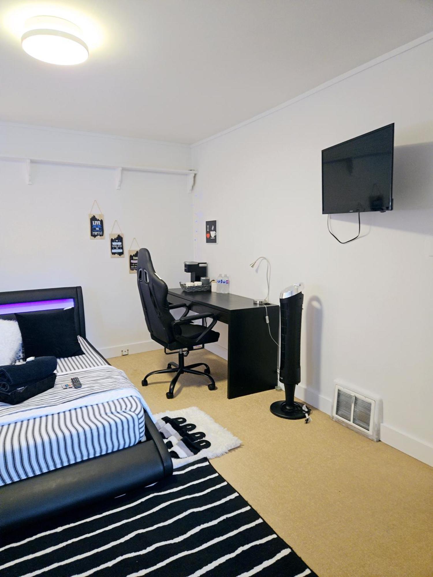 Cozy Stylish Black & White Design Room In The Heart Of Vancouver! Private Parking, Self Check-In & Just 4 Mins To Metrotown! Exteriör bild