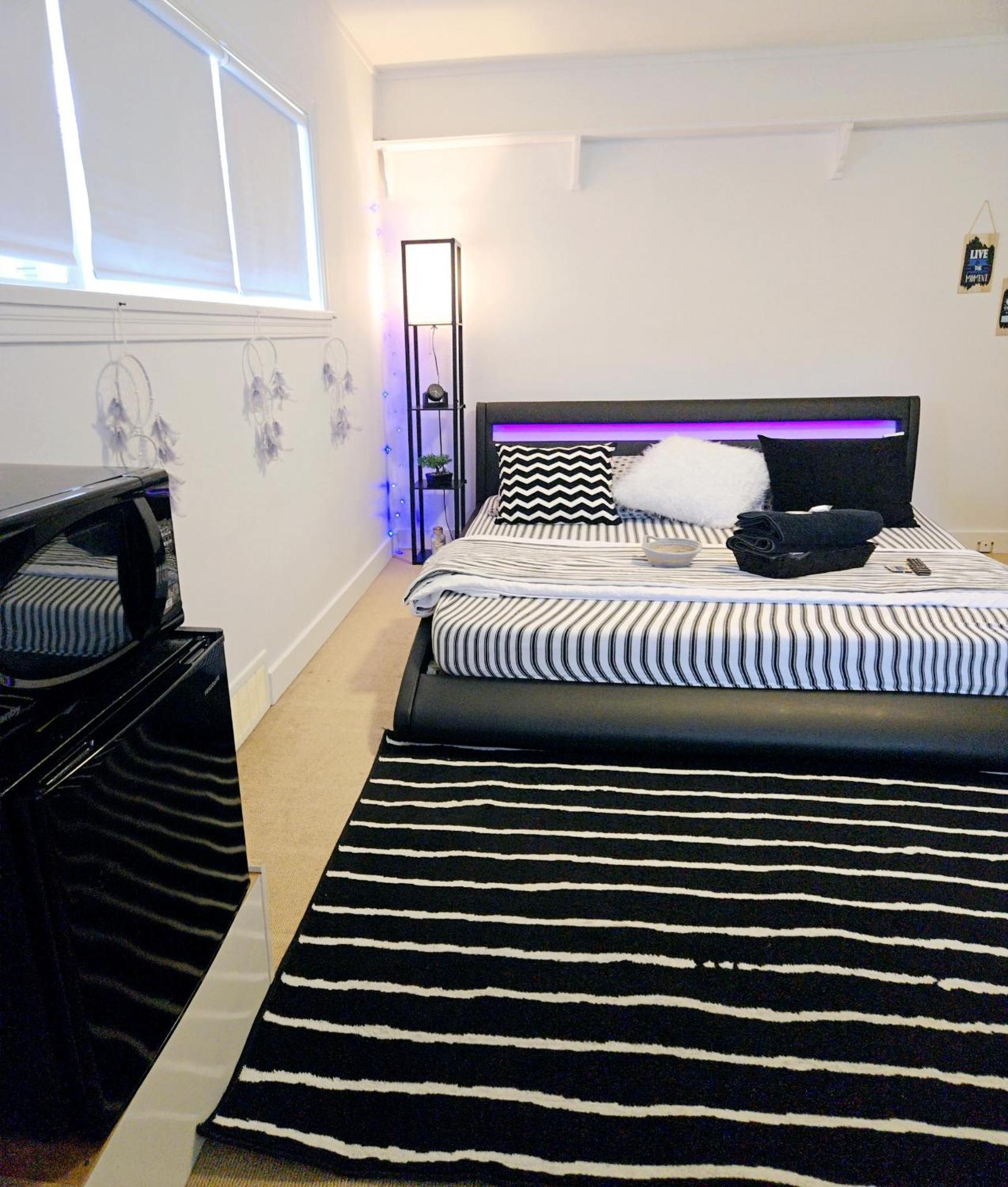 Cozy Stylish Black & White Design Room In The Heart Of Vancouver! Private Parking, Self Check-In & Just 4 Mins To Metrotown! Exteriör bild